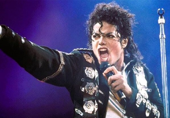 মাইকেল জ্যাকসনের মোজার দাম ১০ লাখ টাকা