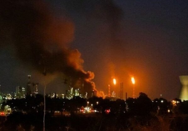 ইসরাইলের তেল শোধনাগারে ইরানি ক্ষেপণাস্ত্র হামলায় নিহত ৩