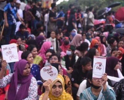 প্রধান উপদেষ্টার বাসভবন অভিমুখে প্রকৌশলের শিক্ষার্থীরা