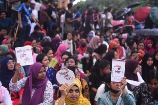 প্রধান উপদেষ্টার বাসভবন অভিমুখে প্রকৌশলের শিক্ষার্থীরা