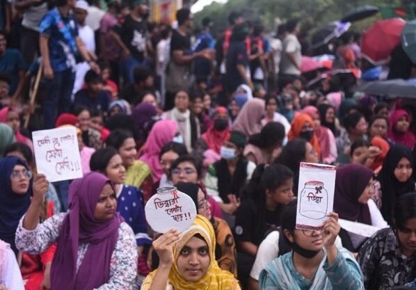 প্রধান উপদেষ্টার বাসভবন অভিমুখে প্রকৌশলের শিক্ষার্থীরা