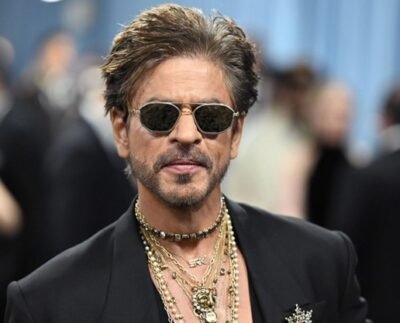 রাগ দেখানোর সুযোগ পান না শাহরুখ!