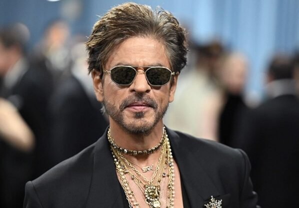 রাগ দেখানোর সুযোগ পান না শাহরুখ!