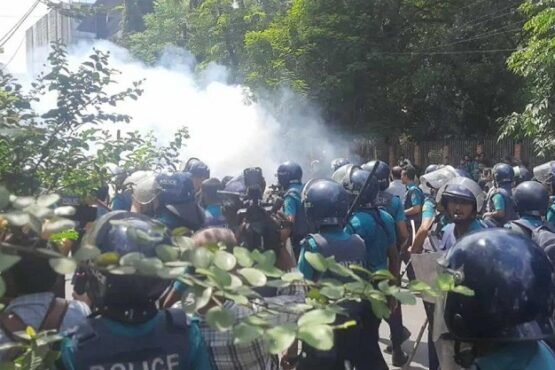 শিক্ষার্থীদের পুলিশের ধাওয়া, সাউন্ড গ্রেনেড নিক্ষেপ