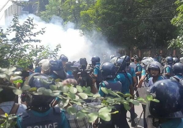 শিক্ষার্থীদের পুলিশের ধাওয়া, সাউন্ড গ্রেনেড নিক্ষেপ