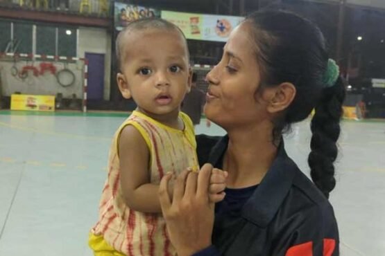 ১১ মাসের সন্তানকে নিয়ে হ্যান্ডবল মাঠে লড়াকু তানজিমা