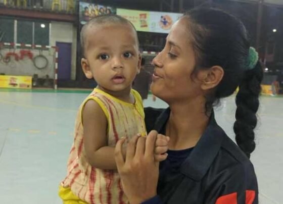 ১১ মাসের সন্তানকে নিয়ে হ্যান্ডবল মাঠে লড়াকু তানজিমা