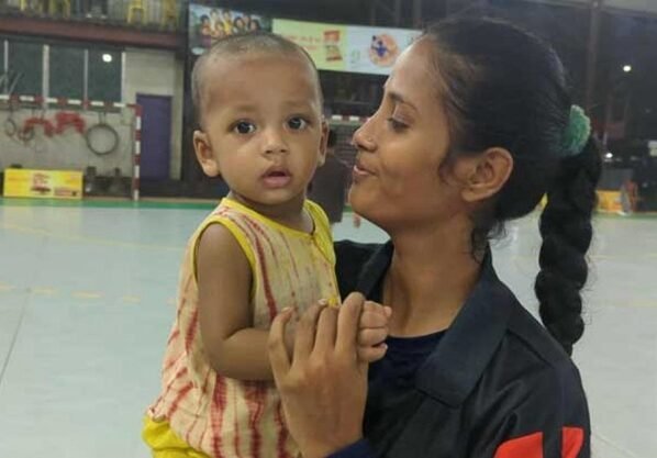 ১১ মাসের সন্তানকে নিয়ে হ্যান্ডবল মাঠে লড়াকু তানজিমা