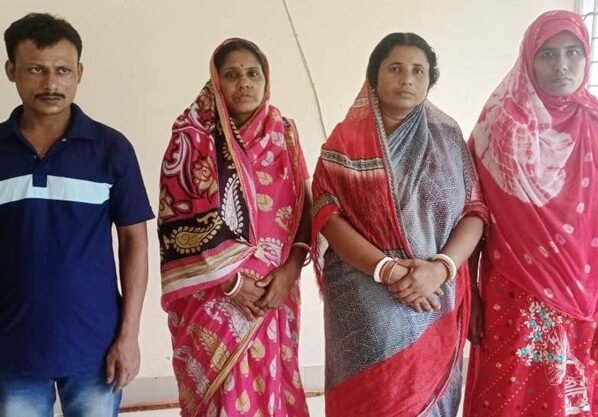 মুজিবনগর সীমান্ত দিয়ে তিন নারীসহ চার জন পুশব্যাক