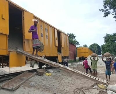 পঞ্চগড় থেকে রেলে বালু পরিবহনে সরকারের রাজস্ব আয় দেড় কোটি টাকা