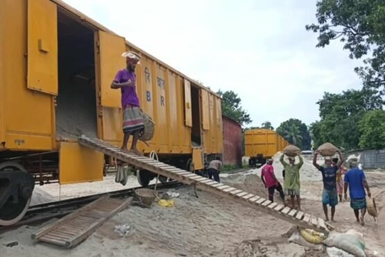পঞ্চগড় থেকে রেলে বালু পরিবহনে সরকারের রাজস্ব আয় দেড় কোটি টাকা