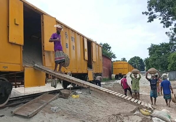 পঞ্চগড় থেকে রেলে বালু পরিবহনে সরকারের রাজস্ব আয় দেড় কোটি টাকা