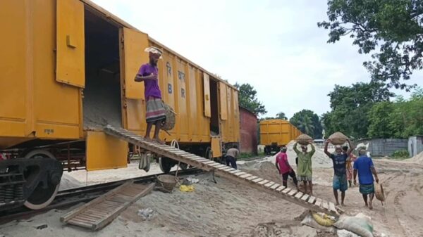 পঞ্চগড় থেকে রেলে বালু পরিবহনে সরকারের রাজস্ব আয় দেড় কোটি টাকা
