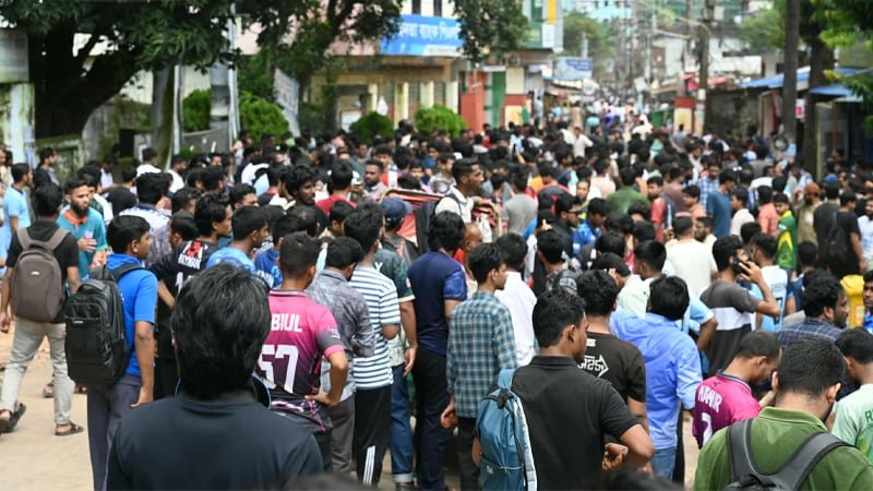 স্থানীয়দের সঙ্গে সংঘর্ষে চবির প্রায় ১৫০০ শিক্ষার্থী আহত