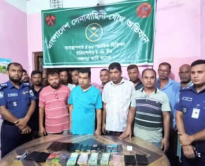 পঞ্চগড়ে সেনাবাহিনীর অভিযানে ১২ জুয়াড়ী আটক, ১২ লাখ টাকা ও মোবাইল জব্দ