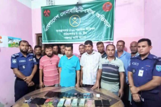 পঞ্চগড়ে সেনাবাহিনীর অভিযানে ১২ জুয়াড়ী আটক, ১২ লাখ টাকা ও মোবাইল জব্দ