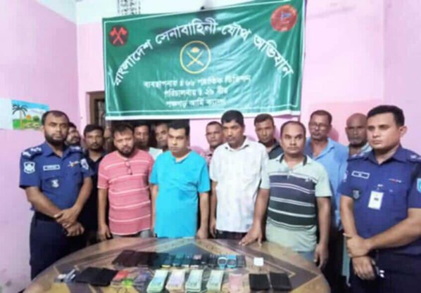 পঞ্চগড়ে সেনাবাহিনীর অভিযানে ১২ জুয়াড়ী আটক, ১২ লাখ টাকা ও মোবাইল জব্দ