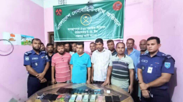 পঞ্চগড়ে সেনাবাহিনীর অভিযানে ১২ জুয়াড়ী আটক, ১২ লাখ টাকা ও মোবাইল জব্দ