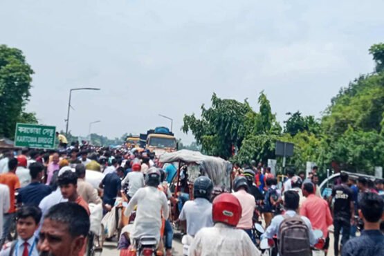 পঞ্চগড়ে খুনিদের গ্রেফতারের দাবিতে রাস্তা অবরোধ, শিক্ষার্থীদের আল্টিমেটাম