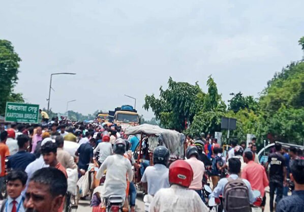 পঞ্চগড়ে খুনিদের গ্রেফতারের দাবিতে রাস্তা অবরোধ, শিক্ষার্থীদের আল্টিমেটাম