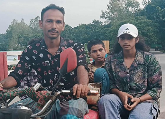 ভ্যানচালকের মেয়ে সোনালী এখন জাতীয় নারী ফুটবল দলের গোলরক্ষক