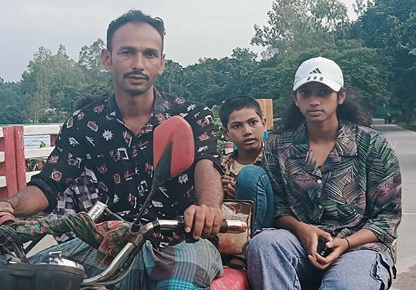 ভ্যানচালকের মেয়ে সোনালী এখন জাতীয় নারী ফুটবল দলের গোলরক্ষক