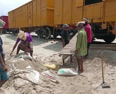 পঞ্চগড়ে বালুর ব্যবসা, ট্রাকের পাশাপাশি বালু যাচ্ছে ট্রেনে, কম খরচে লাভ বেশি