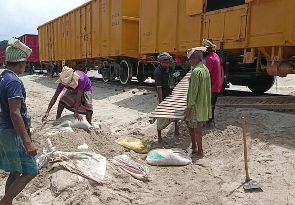 পঞ্চগড়ে বালুর ব্যবসা, ট্রাকের পাশাপাশি বালু যাচ্ছে ট্রেনে, কম খরচে লাভ বেশি