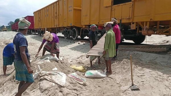 পঞ্চগড়ে বালুর ব্যবসা, ট্রাকের পাশাপাশি বালু যাচ্ছে ট্রেনে, কম খরচে লাভ বেশি