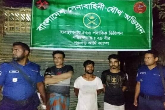 পঞ্চগড়ে সেনাবাহিনীর অভিযানে মাদকসহ ৩ জন আটক