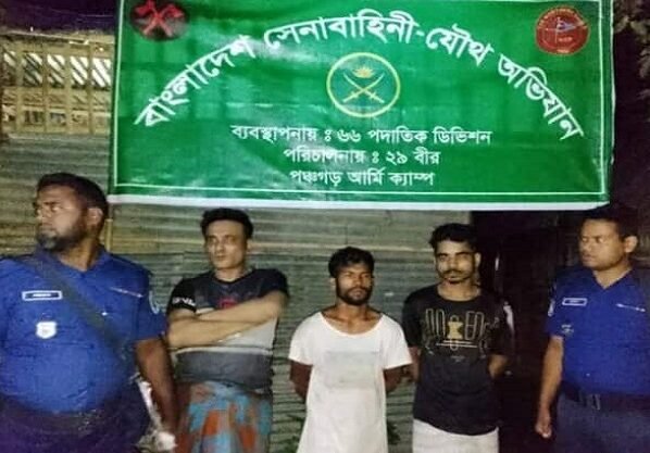 পঞ্চগড়ে সেনাবাহিনীর অভিযানে মাদকসহ ৩ জন আটক