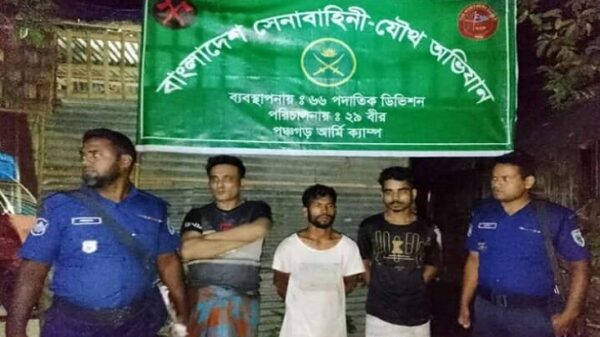 পঞ্চগড়ে সেনাবাহিনীর অভিযানে মাদকসহ ৩ জন আটক