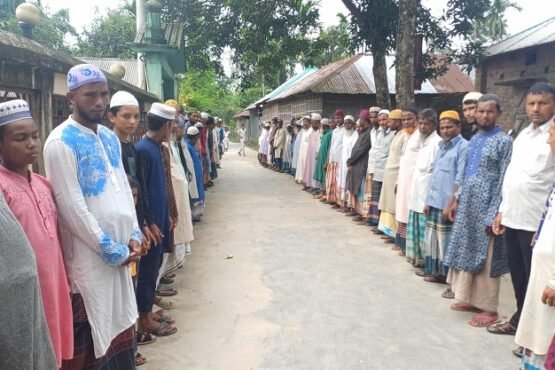 ছেলের প্রভাব খাটিয়ে অন্যকে জমি দখল করে দিল বাবা, মসজিদ নির্মাণে বাঁধা