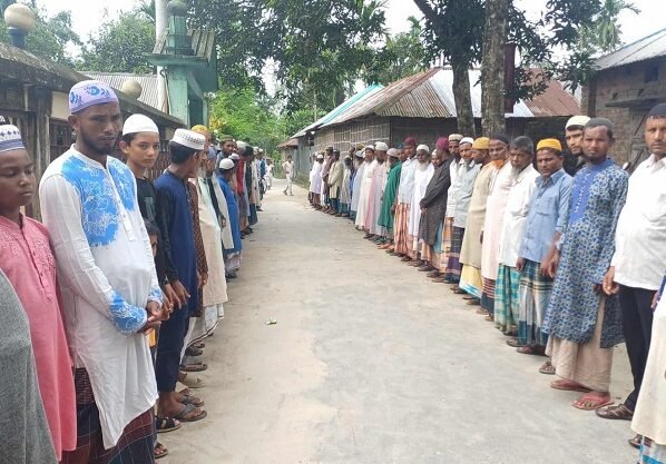 ছেলের প্রভাব খাটিয়ে অন্যকে জমি দখল করে দিল বাবা, মসজিদ নির্মাণে বাঁধা