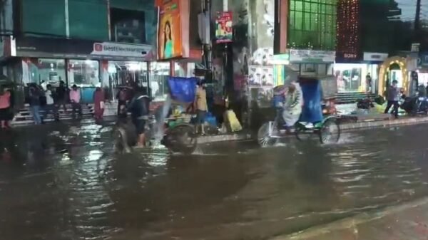 ব্রাহ্মণবাড়িয়ায় টানা বৃষ্টিতে শহর জলমগ্ন, ড্রেন-পুকুর উপচে পড়েছে রাস্তা জুড়ে পানি