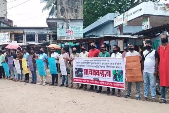 সাংবাদিক তুহিন হত্যার প্রতিবাদে ব্রাহ্মণবাড়িয়ার আখাউড়ায় মৌন প্রতিবাদ