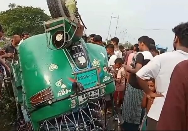ব্রাহ্মণবাড়িয়ায় দুটি মোটরসাইকেল ও সিএনজির ত্রিমুখী সংঘর্ষে নিহত ৪