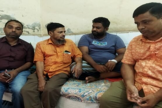 অসুস্থ সাংবাদিক পলাশকে হাসপাতালে দেখতে গেলেন সাংবাদিক ইউনিয়নের নেতৃবৃন্দ