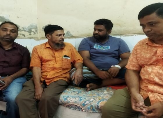 অসুস্থ সাংবাদিক পলাশকে হাসপাতালে দেখতে গেলেন সাংবাদিক ইউনিয়নের নেতৃবৃন্দ
