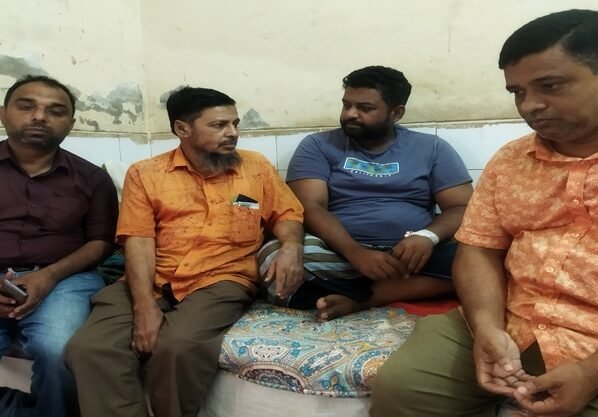 অসুস্থ সাংবাদিক পলাশকে হাসপাতালে দেখতে গেলেন সাংবাদিক ইউনিয়নের নেতৃবৃন্দ
