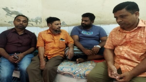 অসুস্থ সাংবাদিক পলাশকে হাসপাতালে দেখতে গেলেন সাংবাদিক ইউনিয়নের নেতৃবৃন্দ