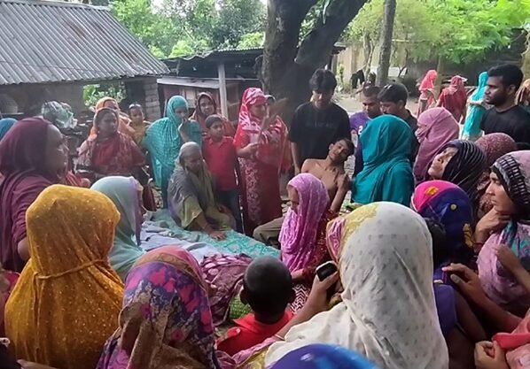 গাংনীতে ছাদ থেকে পড়ে গৃহবধূর মৃত্যু