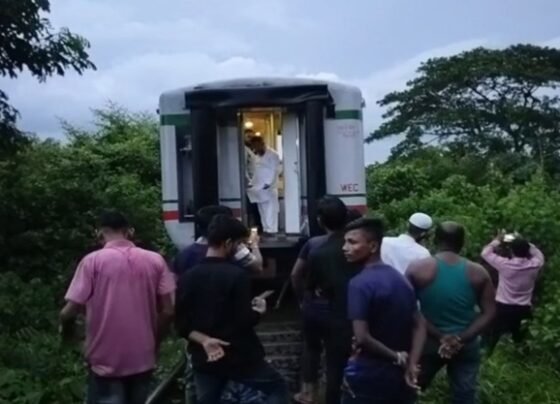 ব্রাহ্মণবাড়িয়া মহানগর এক্সপ্রেসের বিচ্ছিন্ন ৫ বগি-ট্রেন চলাচল বন্ধ