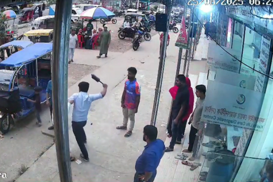 প্রকাশ্যে এক যুবককে মারধর করলেন কসবা স্বাস্থ্য কমপ্লেক্সের আবাসিক ডাক্তার মহিউদ্দিন