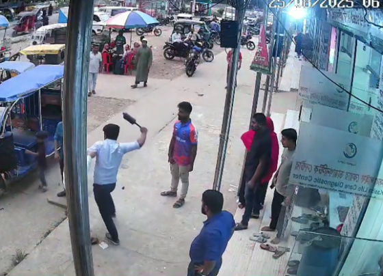 প্রকাশ্যে এক যুবককে মারধর করলেন কসবা স্বাস্থ্য কমপ্লেক্সের আবাসিক ডাক্তার মহিউদ্দিন