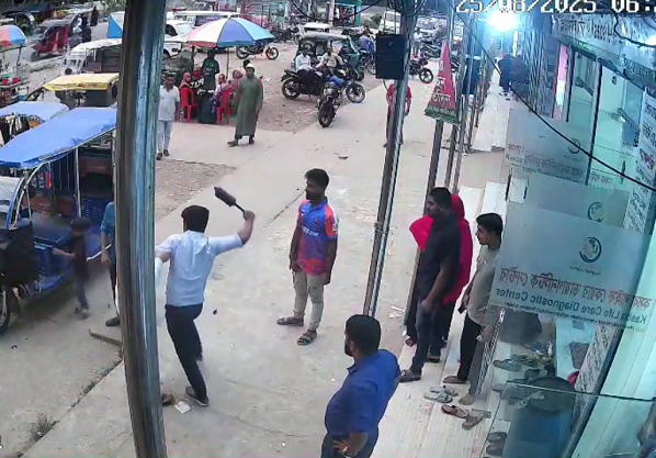 প্রকাশ্যে এক যুবককে মারধর করলেন কসবা স্বাস্থ্য কমপ্লেক্সের আবাসিক ডাক্তার মহিউদ্দিন