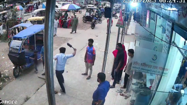 প্রকাশ্যে এক যুবককে মারধর করলেন কসবা স্বাস্থ্য কমপ্লেক্সের আবাসিক ডাক্তার মহিউদ্দিন