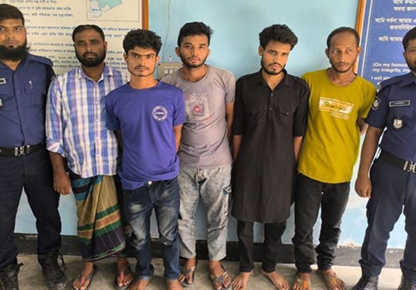 গাংনীতে বোমা ফাটিয়ে ডাকাতির ঘটনায় ৫ জন আটক