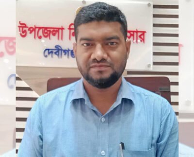 দেবীগঞ্জকে মডেল উপজেলা গড়তে কাজ করছেন ইউএনও, একাই করছেন ৪ দপ্তরের কাজ