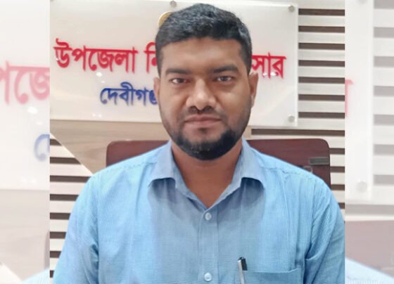 দেবীগঞ্জকে মডেল উপজেলা গড়তে কাজ করছেন ইউএনও, একাই করছেন ৪ দপ্তরের কাজ